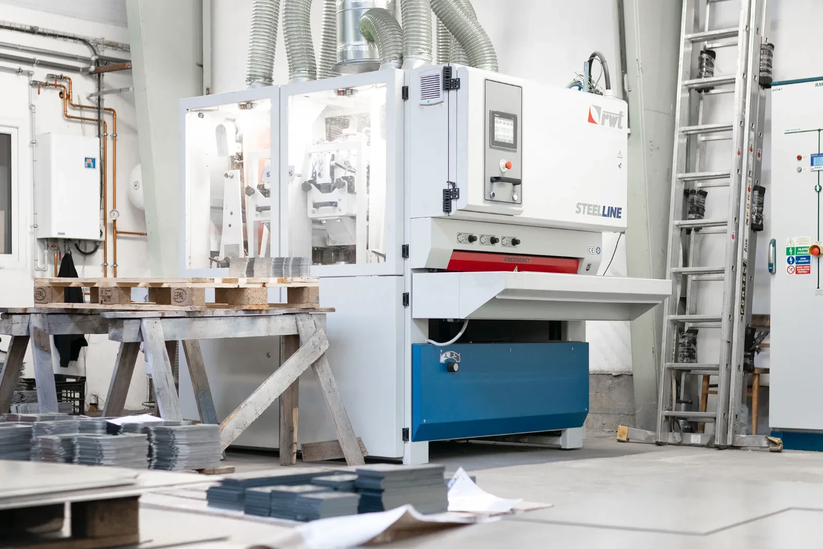 The BSM 1100 RDDR deburring and grinding machine in the workshop